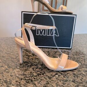 MIA Maisie nude patent leather strappy open toe heel NIB 10